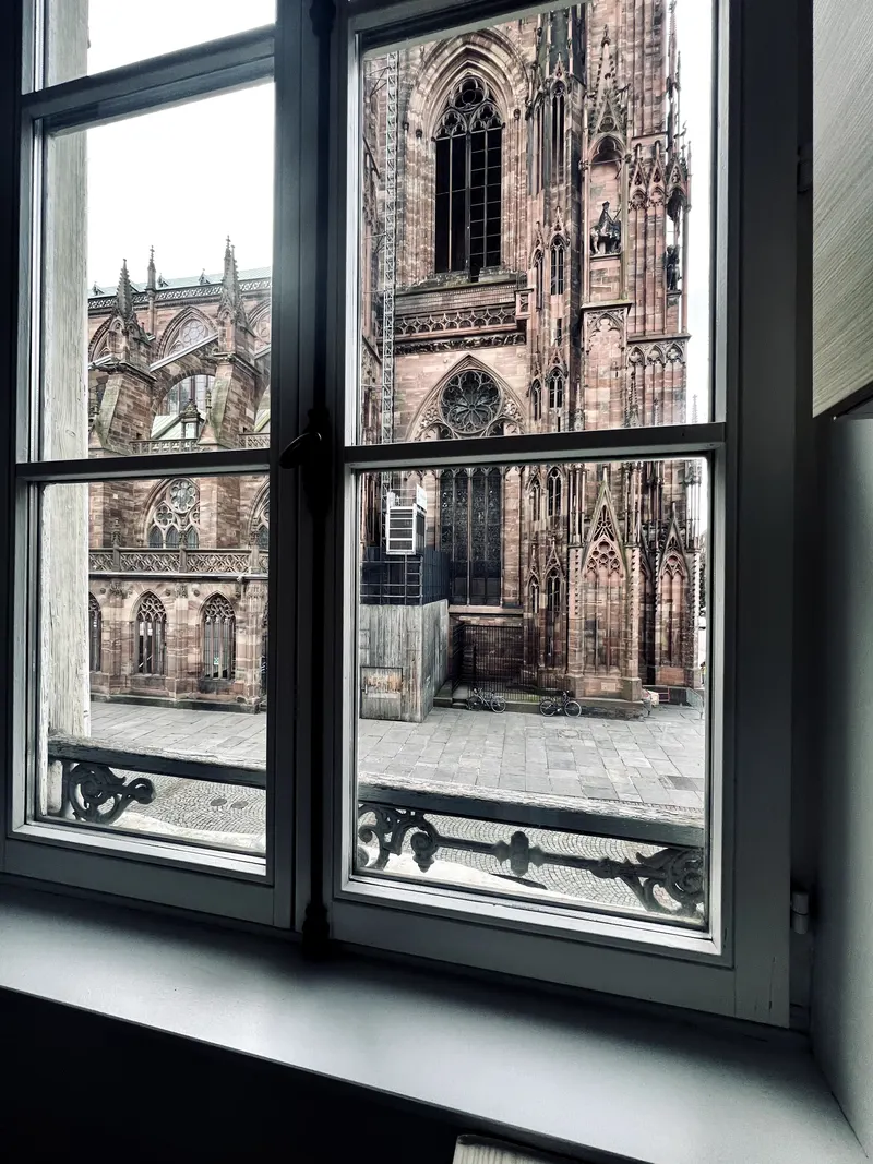 Fenêtre d'un appartement strasbourgeois ouvrant sur la cathédrale