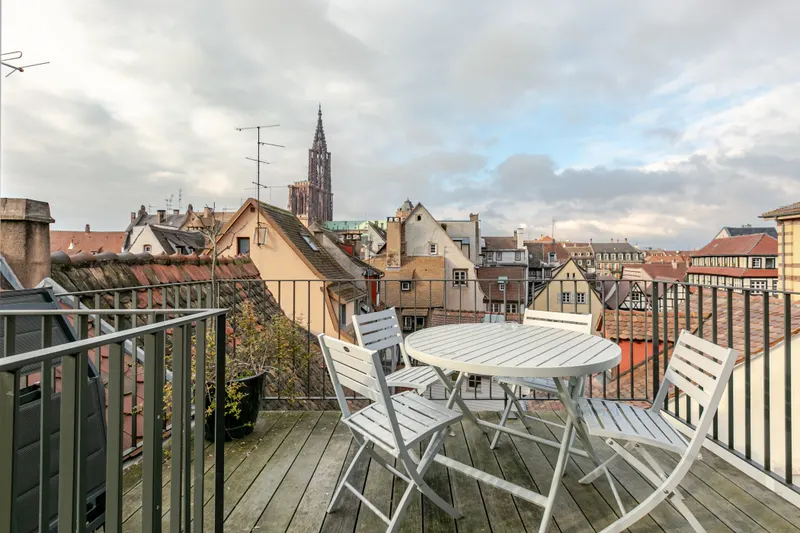 Terrasse face à la cathédrale d'un appartement en location courte durée